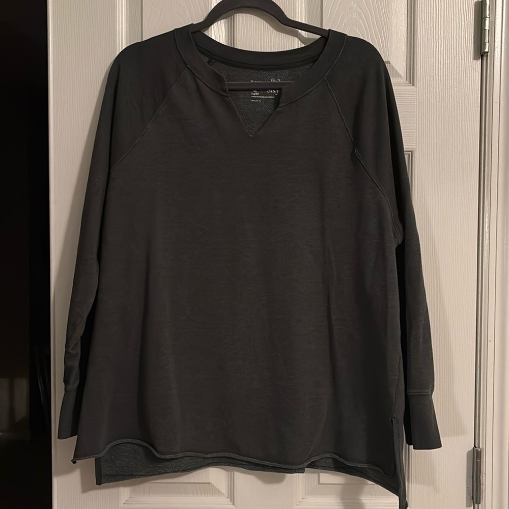 Women’s 14W v-neck lightweight sweatshirt